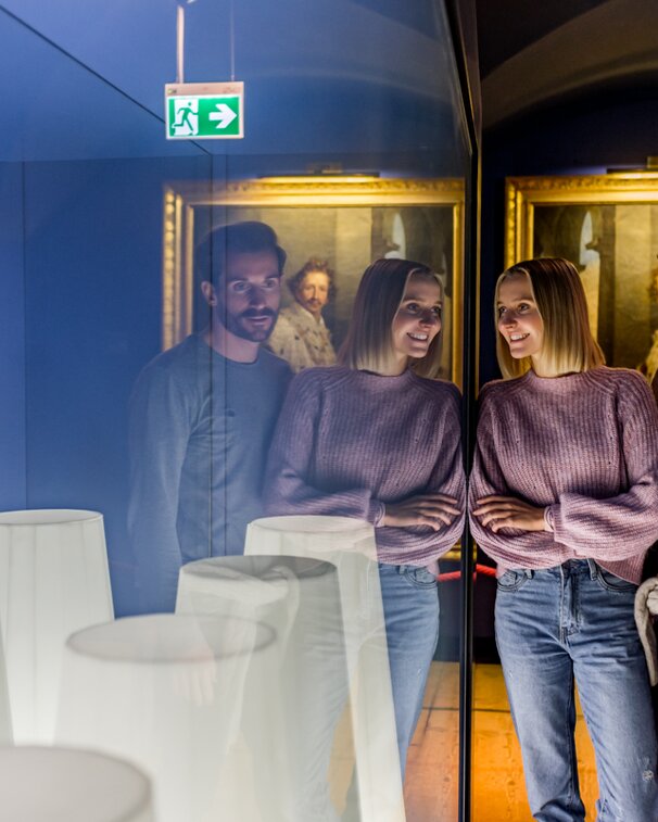 Gäste stehen vor der Spiegelung im Salzmuseum 