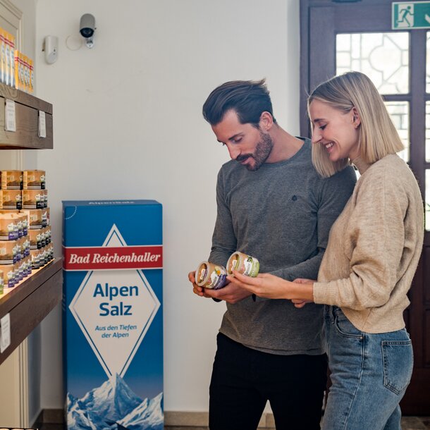 Paar im Salzladen der Alten Saline