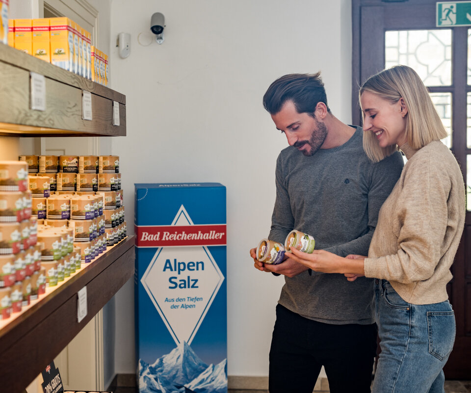 Paar im Salzladen der Alten Saline