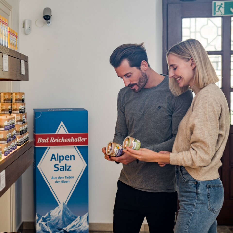 Paar im Salzladen der Alten Saline