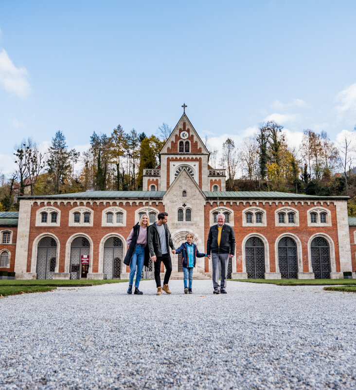 Family in front of the Hauptbrunn building of the old salt works