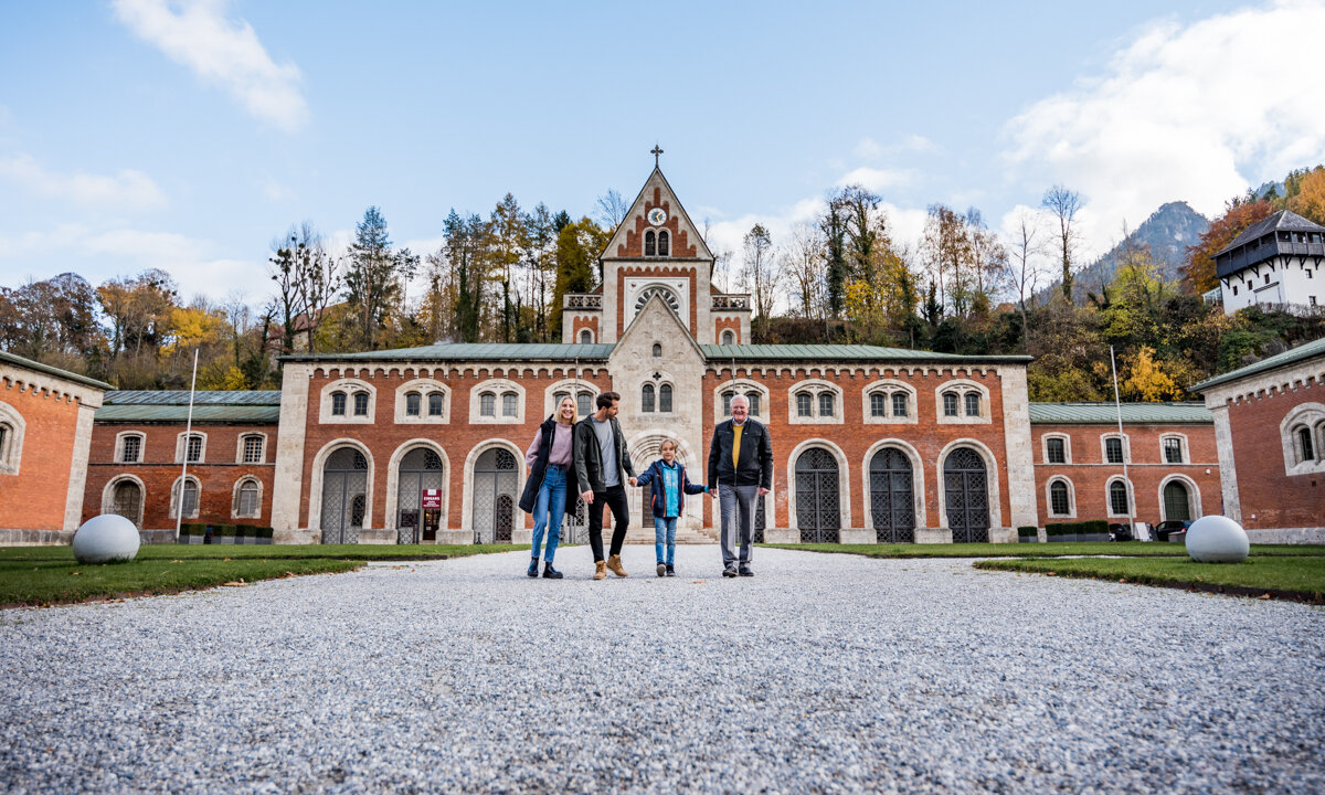 Family in front of the Hauptbrunn building of the old salt works