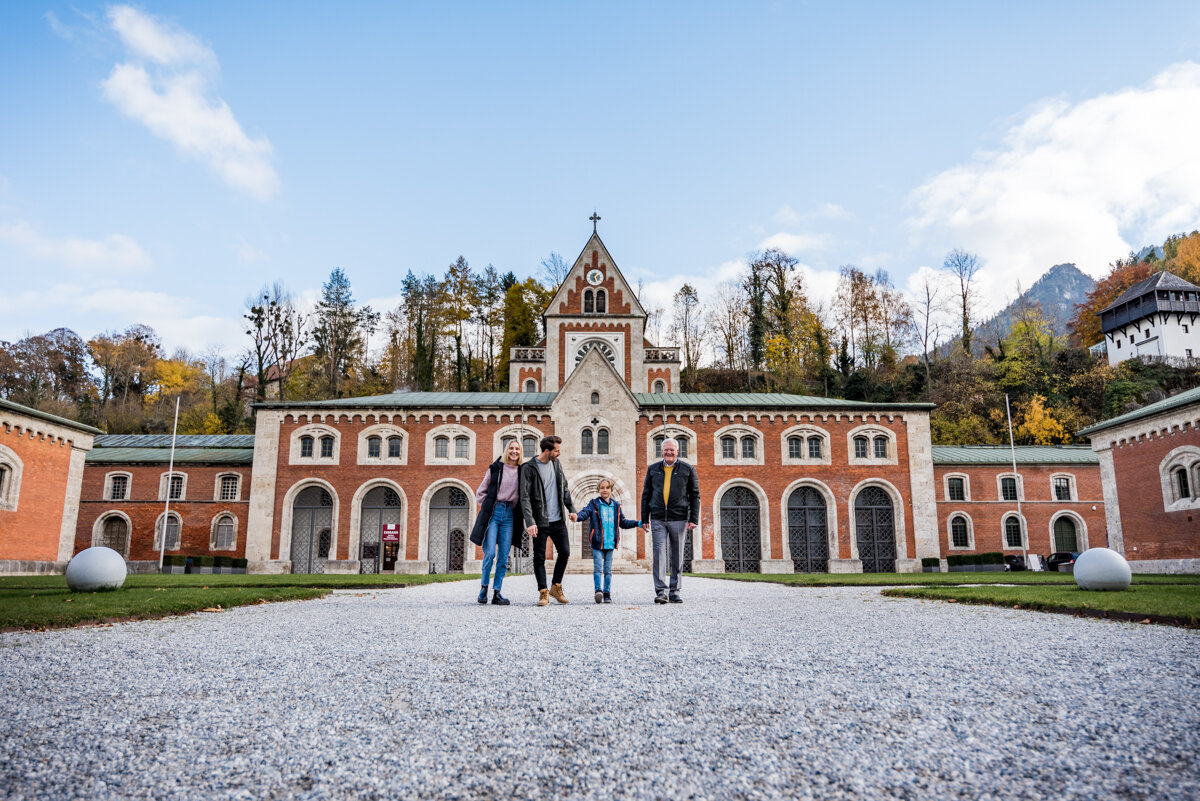 Family in front of the Hauptbrunn building of the old salt works