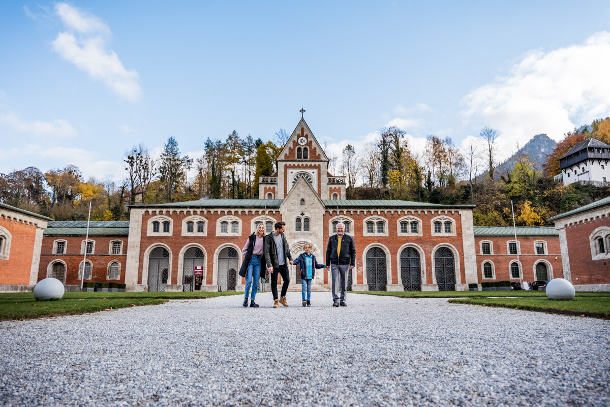 Familie vor dem Hauptbrunngebäude der Alten Saline