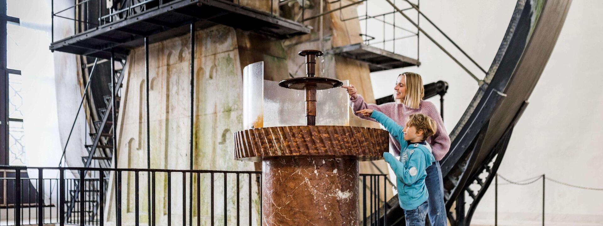 Mutter und Kind am Solebrunnen 