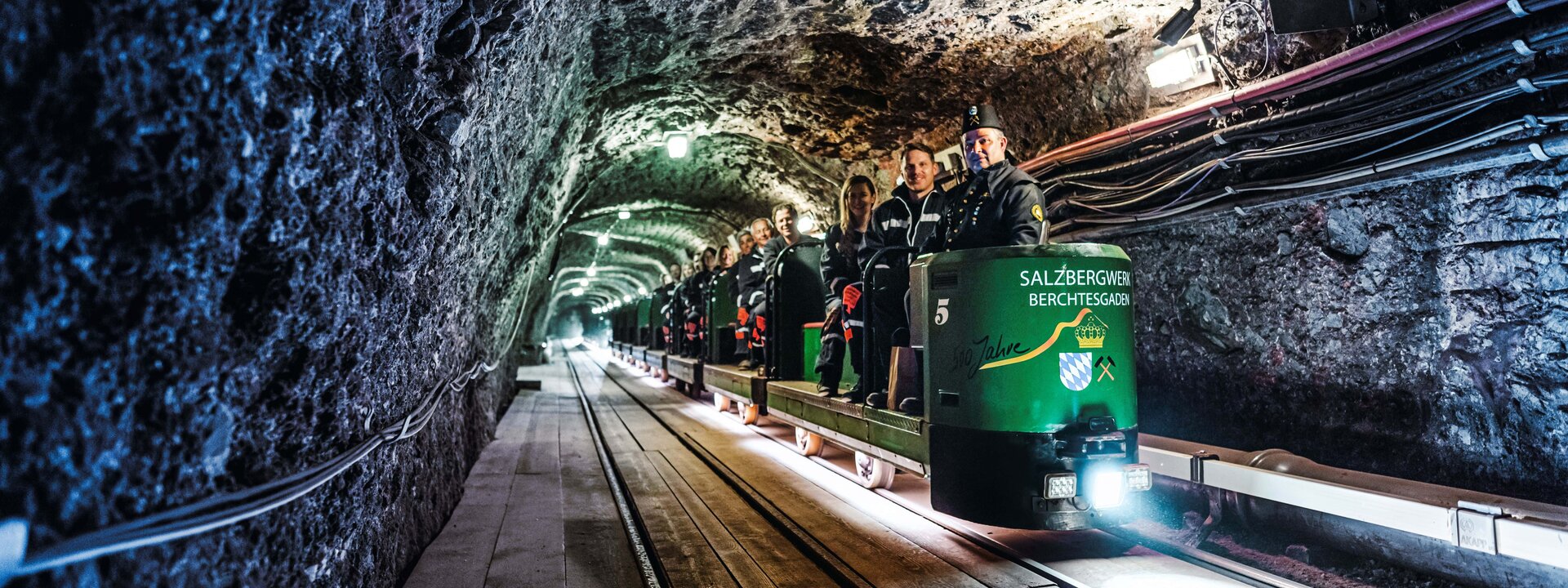 Gäste auf dem Weg zur Bergwerksführung