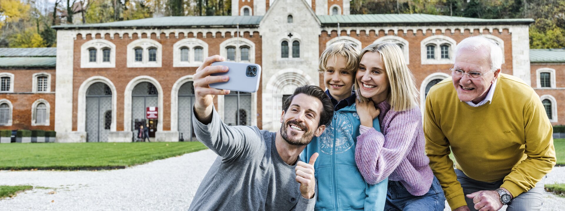 Familienfoto vor der Alten Saline