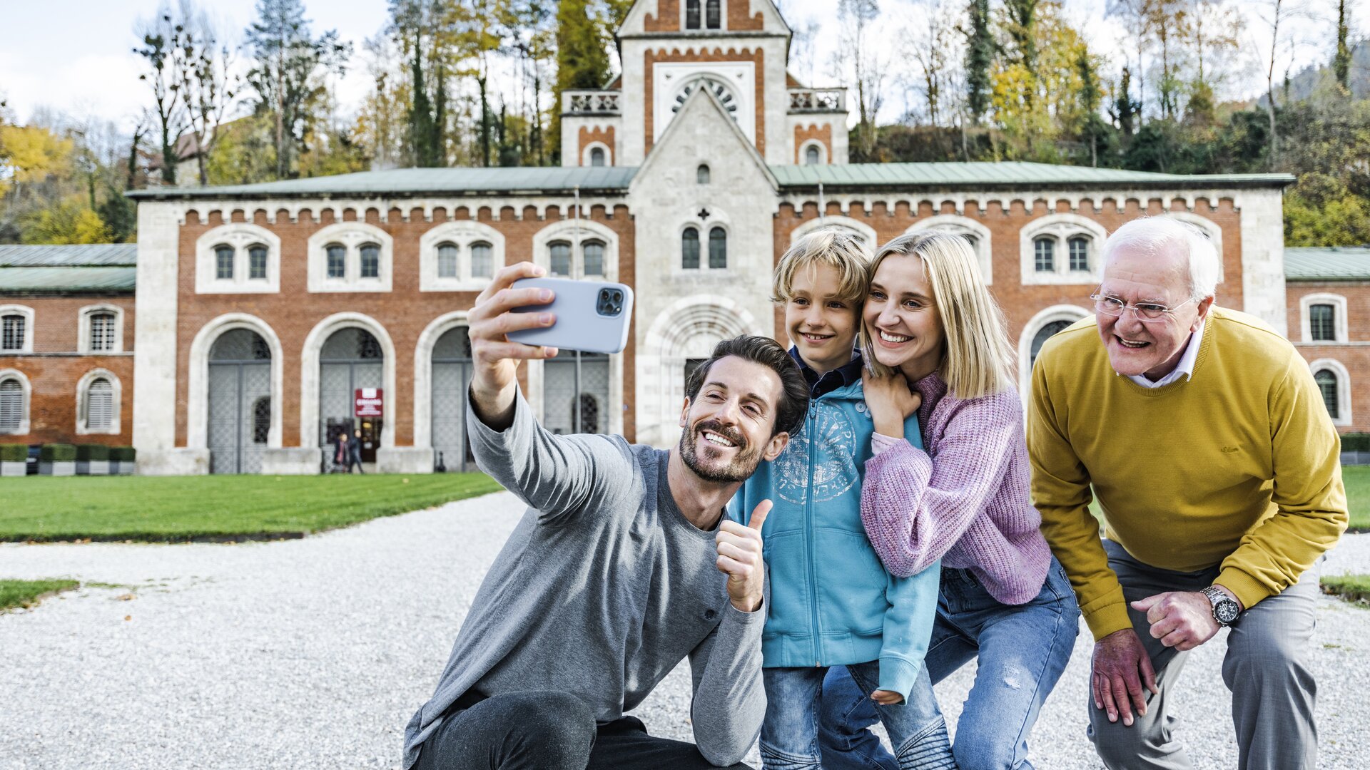 Familienfoto vor der Alten Saline