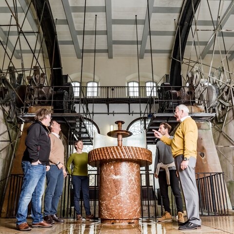 Gästeführer mit Gruppe vor dem Räderpumpwerk | © Alte Saline Bad Reichenhall | Südwestdeutsche Salzwerke AG