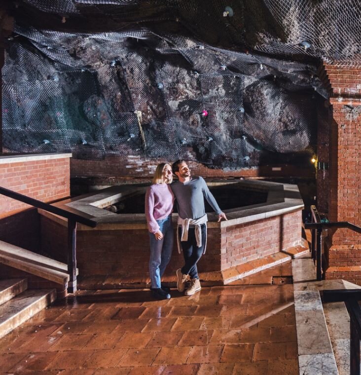 Paar in der 1795 entdeckten natürlichen Salzgrotte der Alten Saline – 280 Quadratmeter, 5 Meter hoch