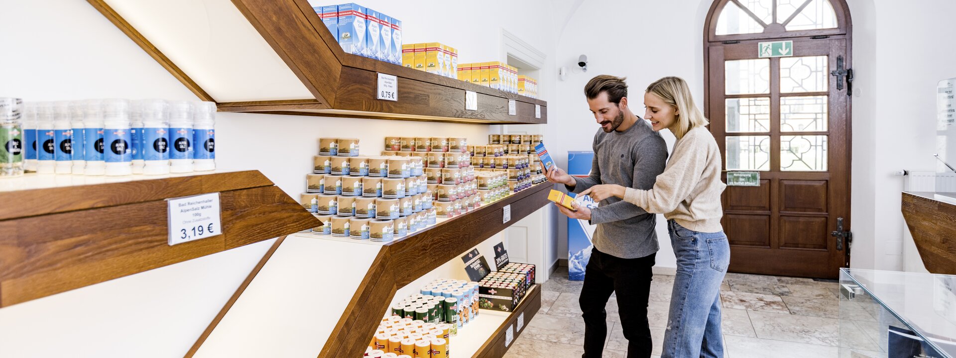 Gäste im Salzshop bei der Alten Saline Bad Reichenhall